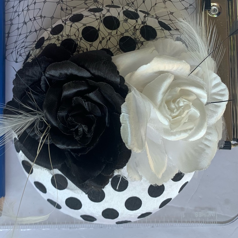 ⭐️ Fascinator - BRITISH Polka dot with Black and White Flowers EUC - Picture 8 of 16